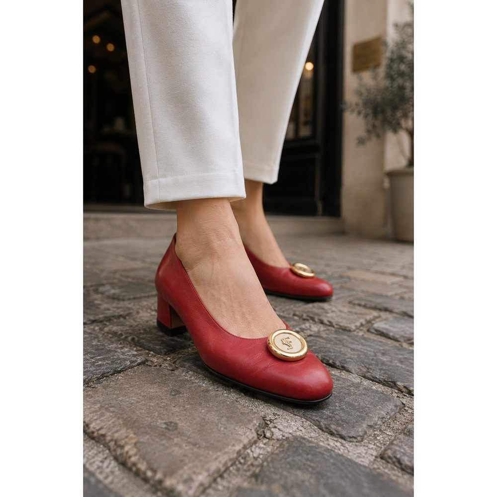 Vintage Salvatore Ferragamo Red Leather Medallion Pumps Italy 8.5 AAA Shoes‎